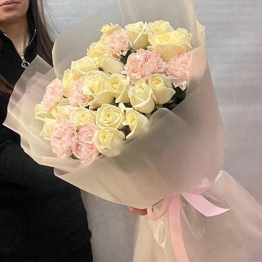 Букет из роз и диантусов