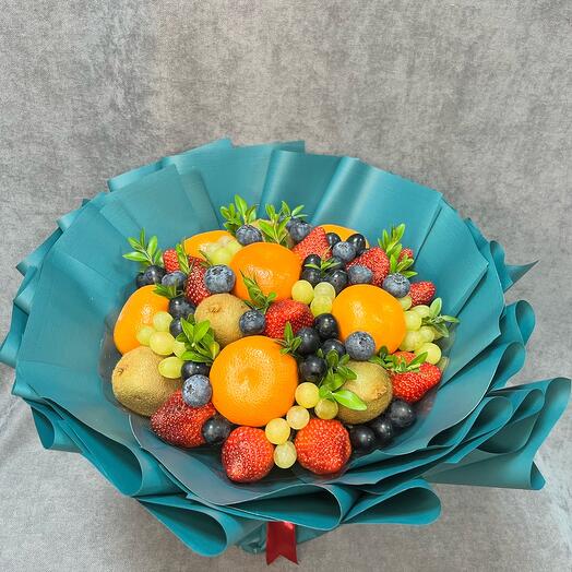 Букет из фруктов (мандарины, киви, клубника, виноград )