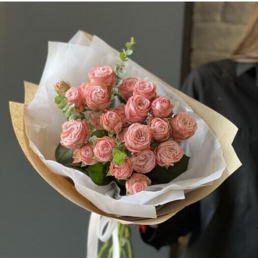 Розовые Кустовые розы с эвкалиптом в крафте