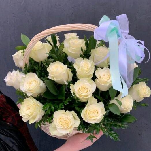 Корзина с белыми розами