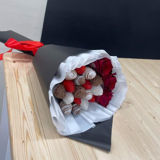 Fresas cubiertas de chocolate y flores "Queen black"
