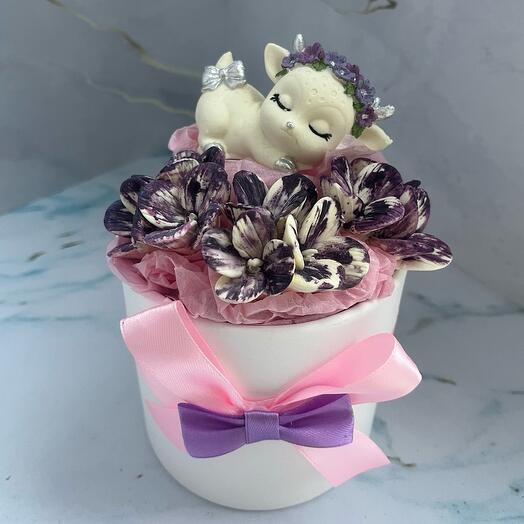Ramo de chocolate con hortensias moradas y renos