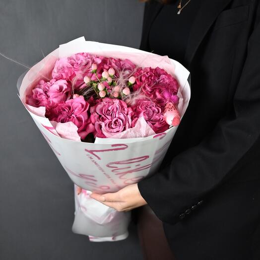 Bouquet of 7 delicate roses with hypericum