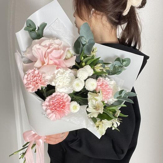 Авторский букет «Blooming beauty» | французская роза, диантусы, альстромерия