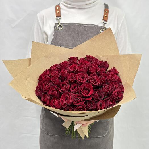 Ramo de 51 rosas rojas de Kenia en papel Kraft, altura 40 cm