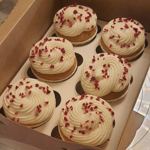 Капкейки ванильные 6 штук с кремом маскарпоне и с малиной на день рождения