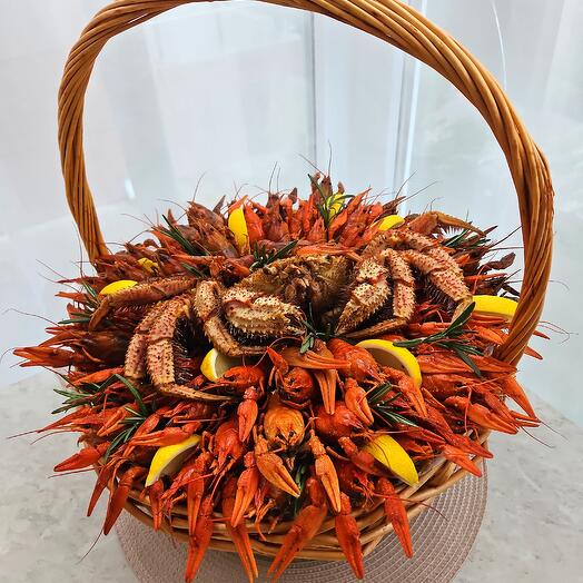 Корзина с крабом и раками