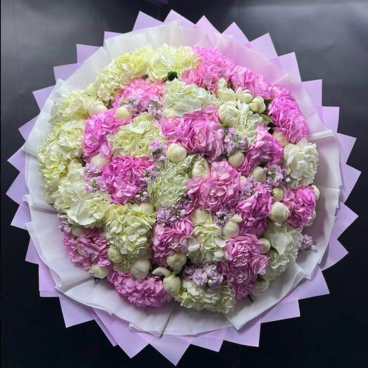 Гортензия с пионами и кустовой маттиолой