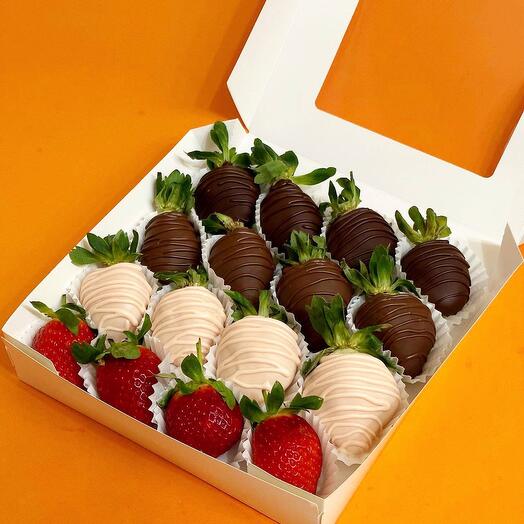 Клубника в шоколаде «все вкусы» 12/16-20 штук