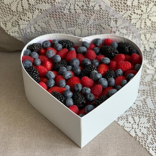 Сердце из ягод клубники, малины, ежевики, голубики / Подарочный набор ягод
