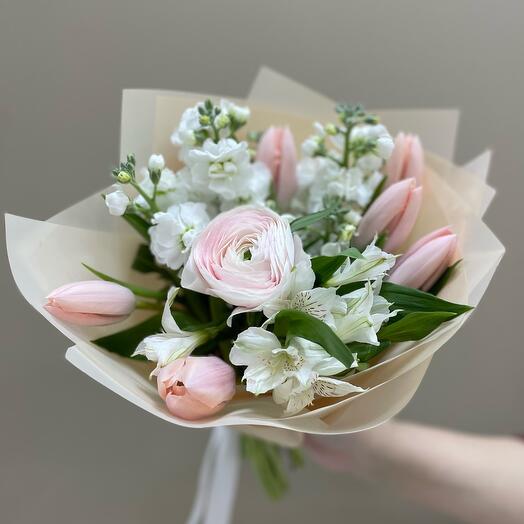 Букет-комплимент из лососевых тюльпанов и ранункулюса🌷