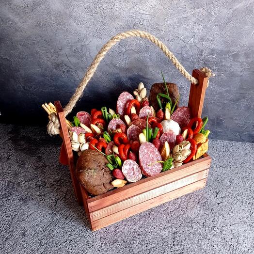 Мужской ящик с колбасами и сырами