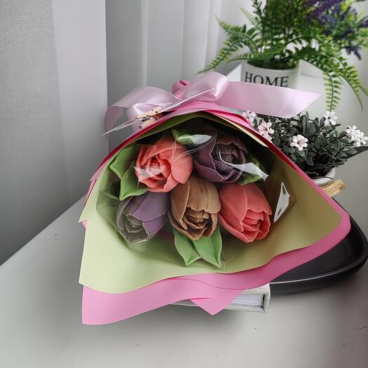 Ramo de tulipanes de chocolate con hojas