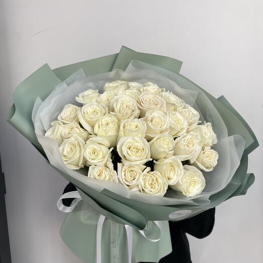 35 белых роз
