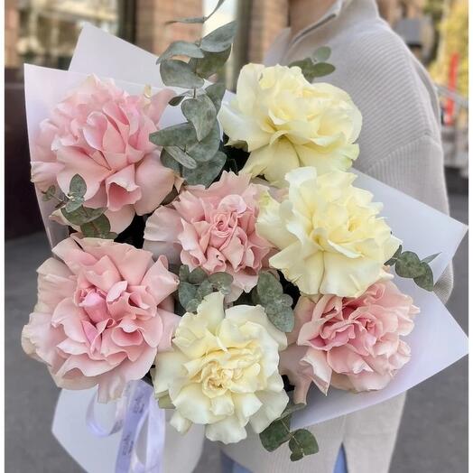Ramo de rosas francesas con eucalipto fragante, 7pcs