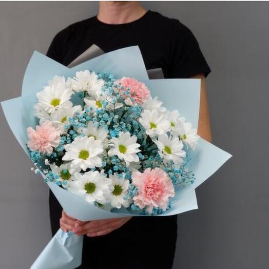 Un ramo muy delicado de Dianthus, crisantemos y gypsophila