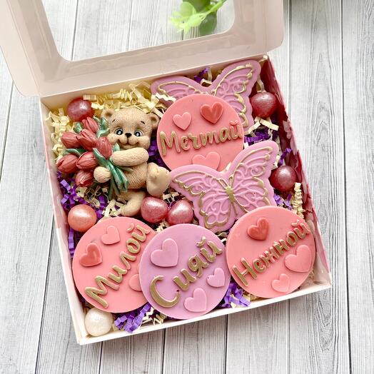 Милый набор из премиального шоколада в подарок девушке