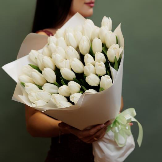 Весенний букет белых тюльпанов 51 шт (D056)