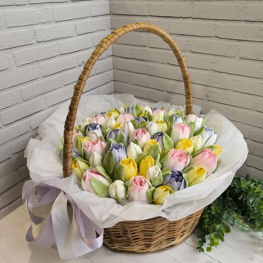 Корзина зефирных тюльпанов