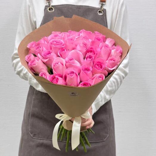 Ramo de flores de 35 rosas kenianas Rosadas en artesanía