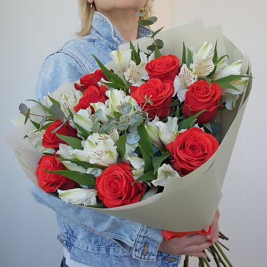 Букет из роз сорта Нина и альстромерии