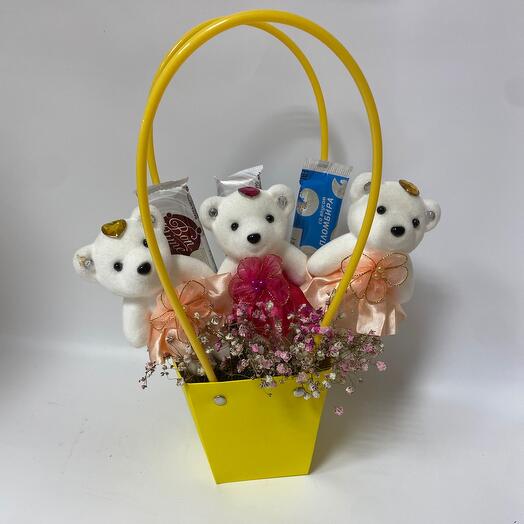 Мишки  в коробке с конфетами