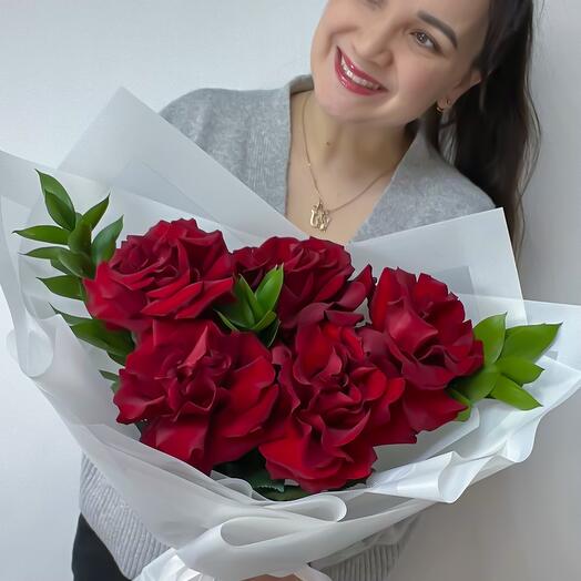 Монобукет из французских роз, похожих на пионы и веточками сочного рускуса «Бархат» S