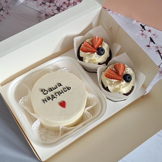 Бенто-торт с вашей надписью + 2 капкейка со сливочным кремом и свежими ягодами