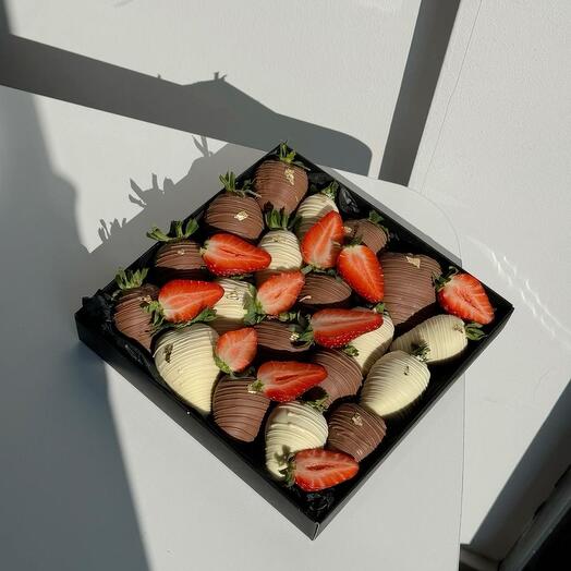 Клубника в белом и молочном шоколаде