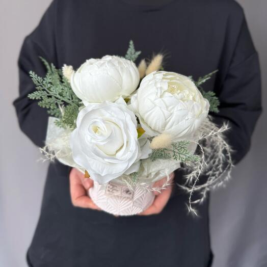 Композиция из искусственных пионов