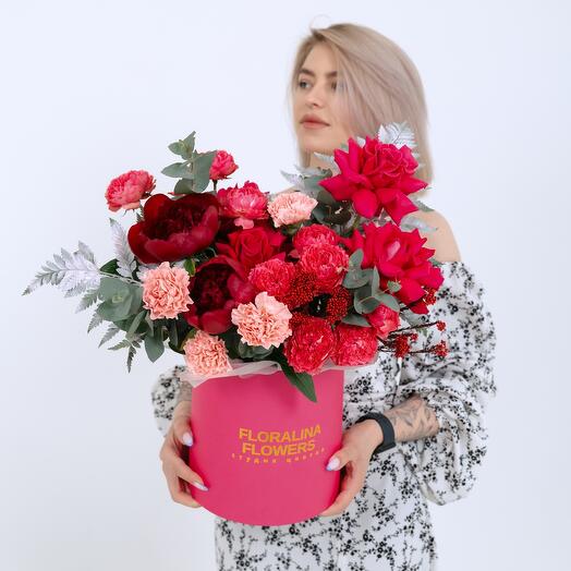 Шляпная коробка с бордовыми пионами