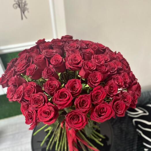 101 бордовая роза