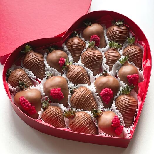 Fresas cubiertas de chocolate en una Caja-corazón