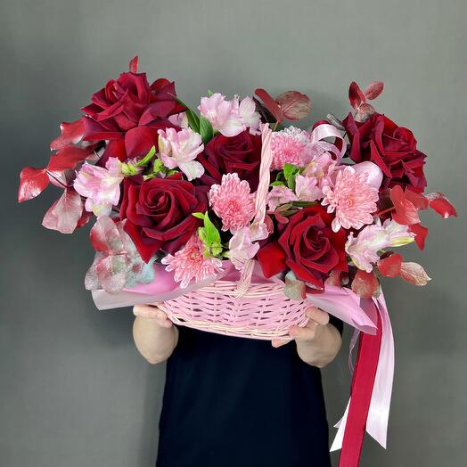 Корзина с французскими розами и хризантемами