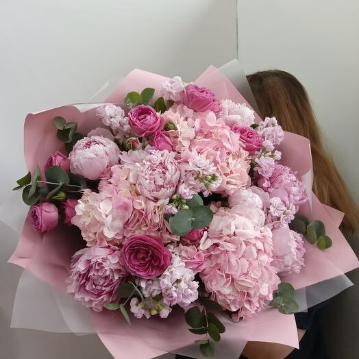 Букет пион, гортензия, маттиола, роза пионовидная кустовая
