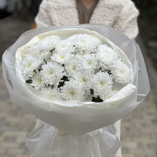 Пышный букет из белоснежной хризантемы