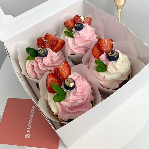 Капкейки со свежей клубникой и голубикой