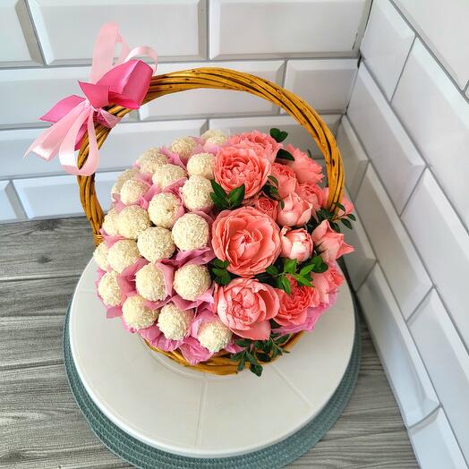 Корзина с цветами и Раффаэлло