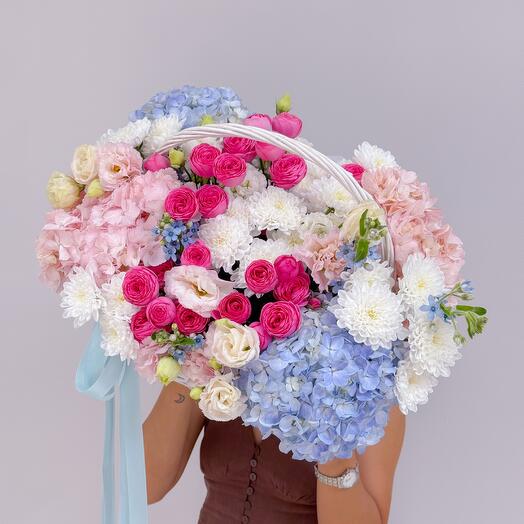 Корзина наполненная цветами