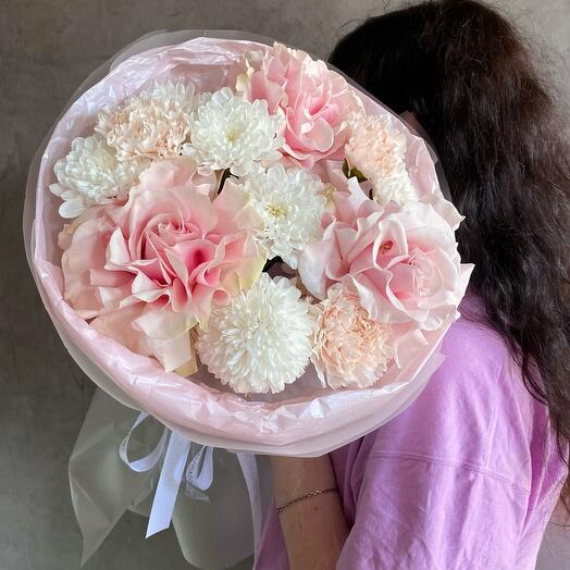 Авторский Букет с французскими розами, диантусами и хризантемами