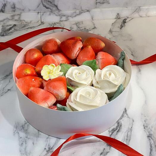 Оригинальный букет из Зефирной КЛУБНИКИ с зефирными РОЗАМИ, в коробке диаметром 20 см. На День рождения, юбилей, учителю