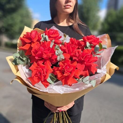 Алые французские розы с эвкалиптом маме