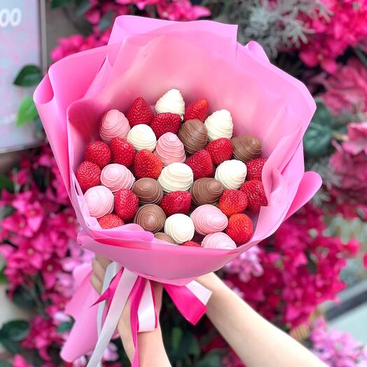 Букет из клубники в шоколаде «Три шоколаде» в размере L