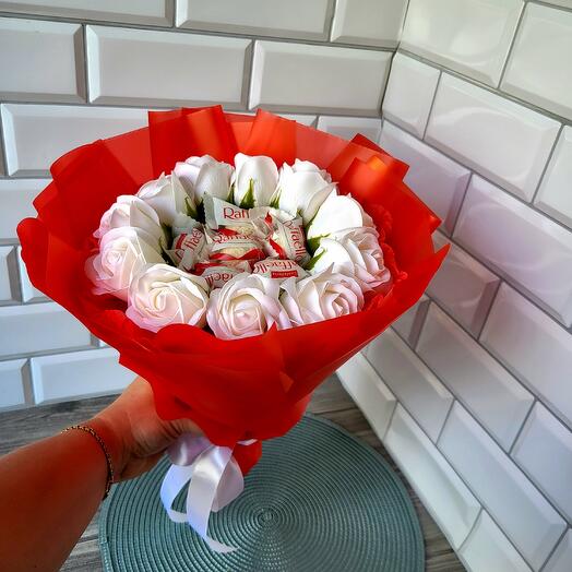 Букет из мыльных роз и Раффаэлло