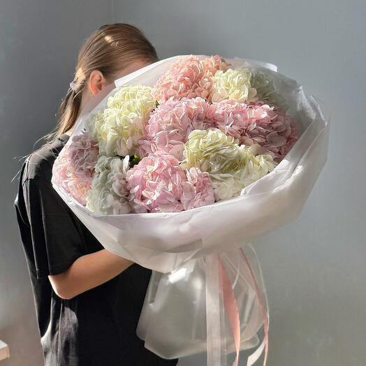 Букет из микса розовых гортензий