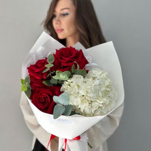 Букет из французских роз и гортензии