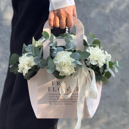 Сумочка из белых гвоздик и эвкалипта