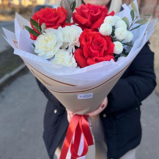 Яркий букет с розами Нина