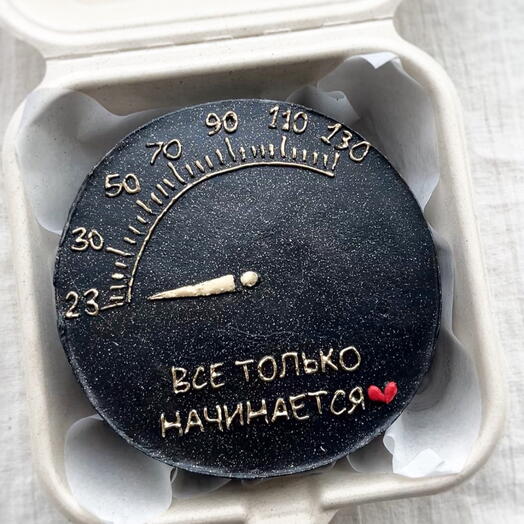 Бенто-торт черного цвета для мужчины/парня с надписью все только начинается на юбилей