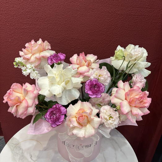 Пышная необычная композиция в коробке